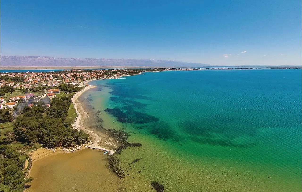 2 Bedroom Cozy Apartment In Vir Croatia