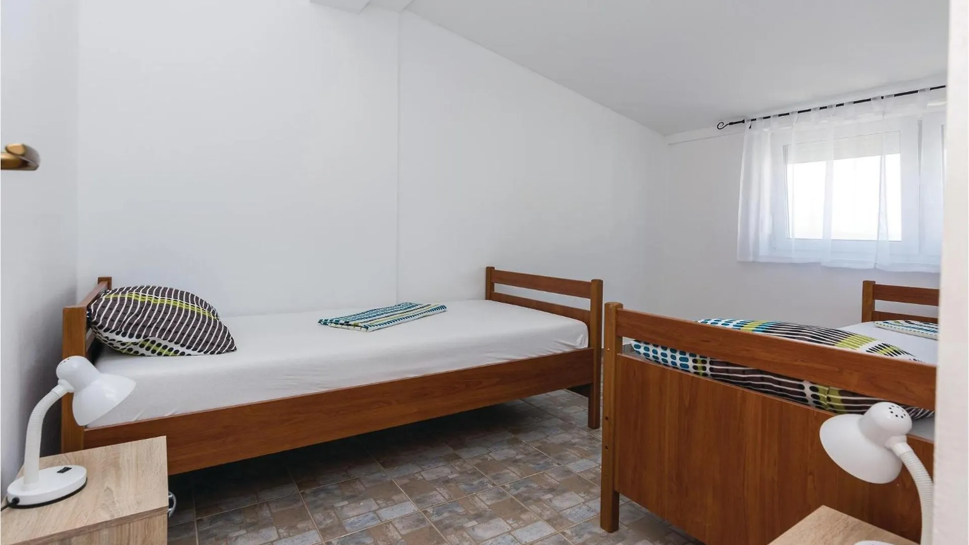 2 Bedroom Cozy Apartment In Vir Croatia