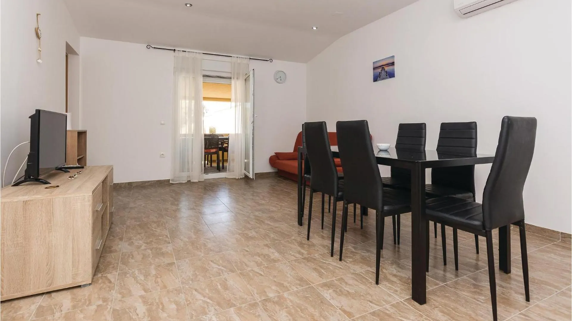 2 Bedroom Cozy Apartment In Vir