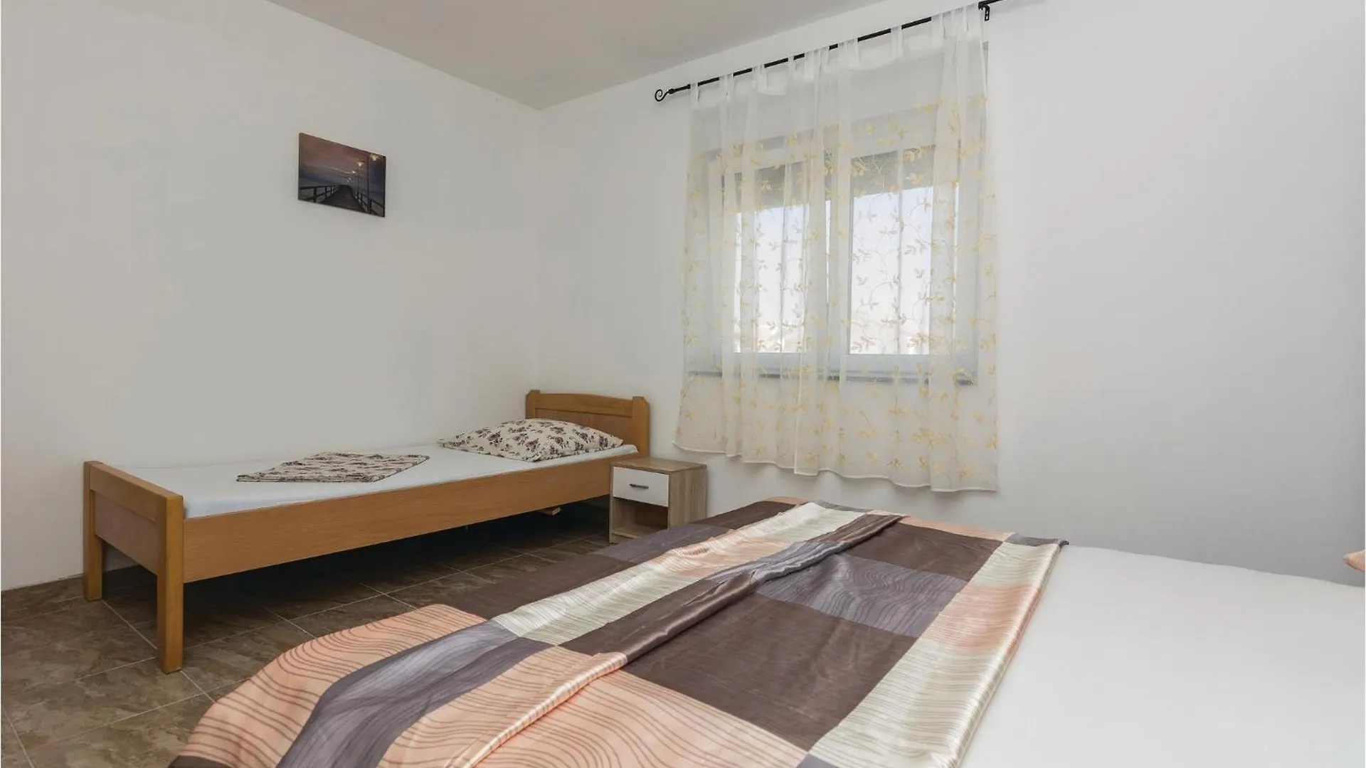 2 Bedroom Cozy Apartment In Vir
