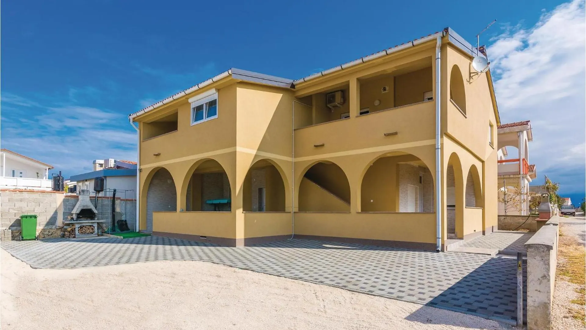 2 Bedroom Cozy Apartment In Vir Croatia