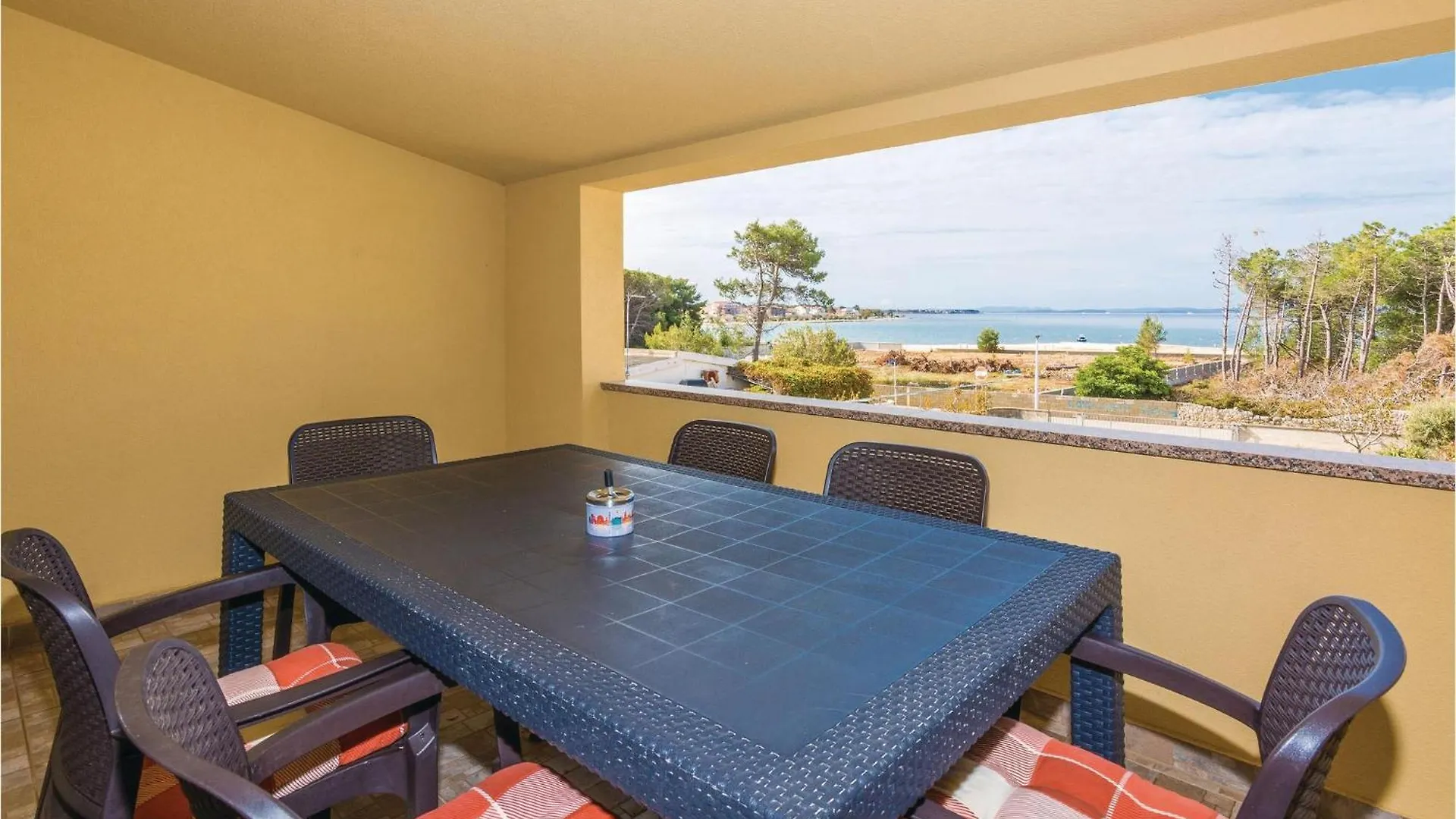 2 Bedroom Cozy Apartment In Vir