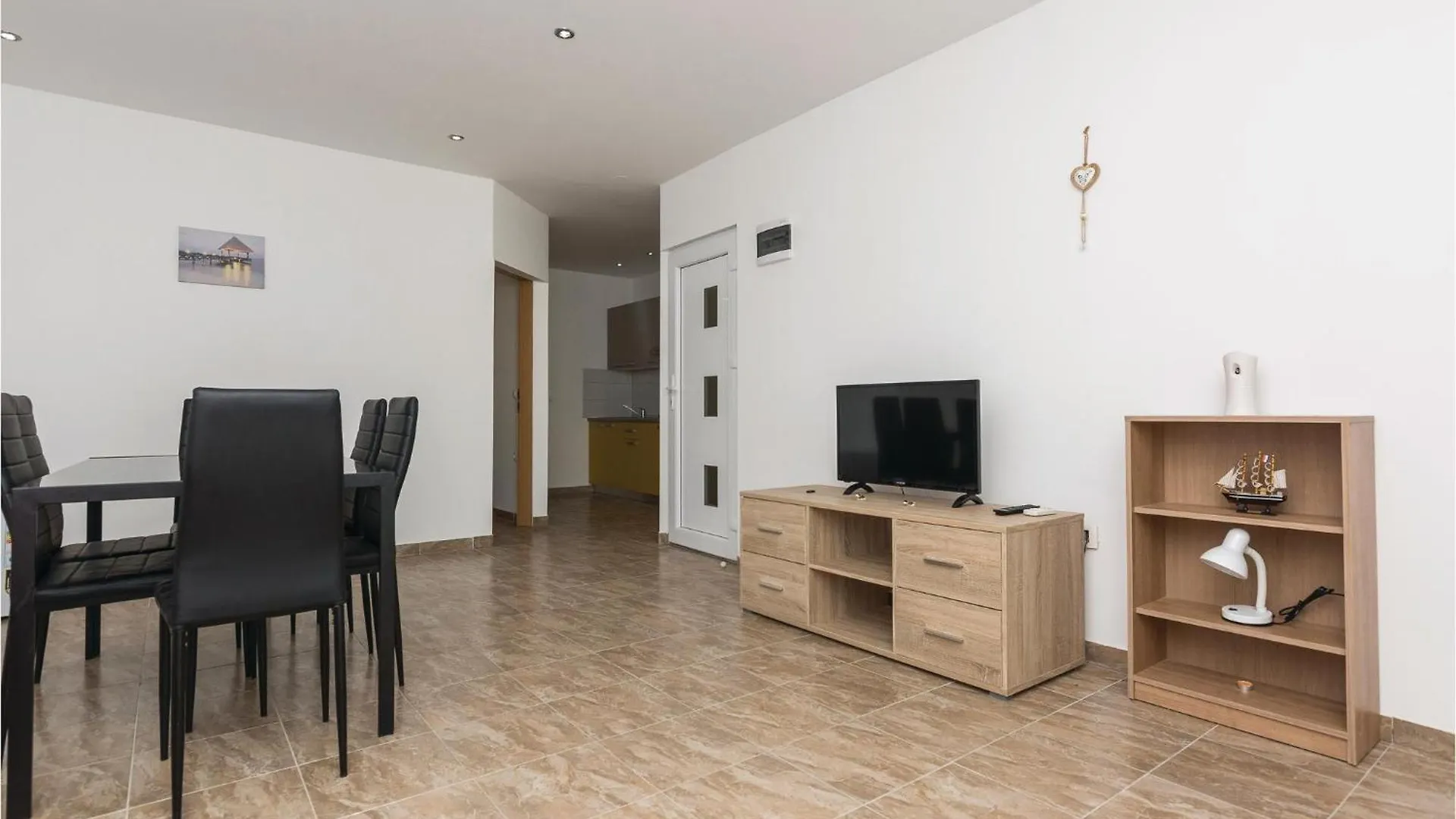 2 Bedroom Cozy Apartment In Vir