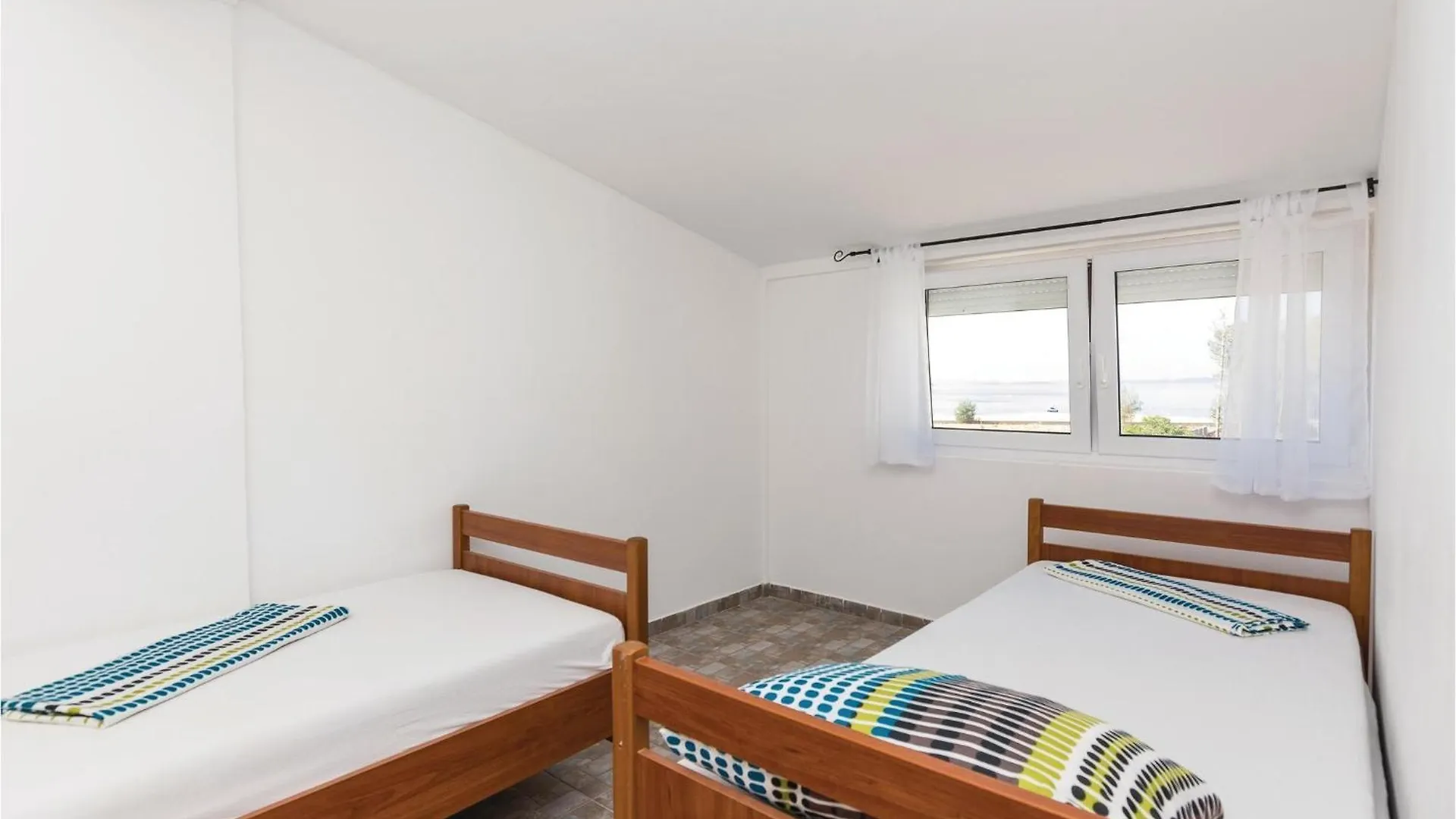 2 Bedroom Cozy Apartment In Vir