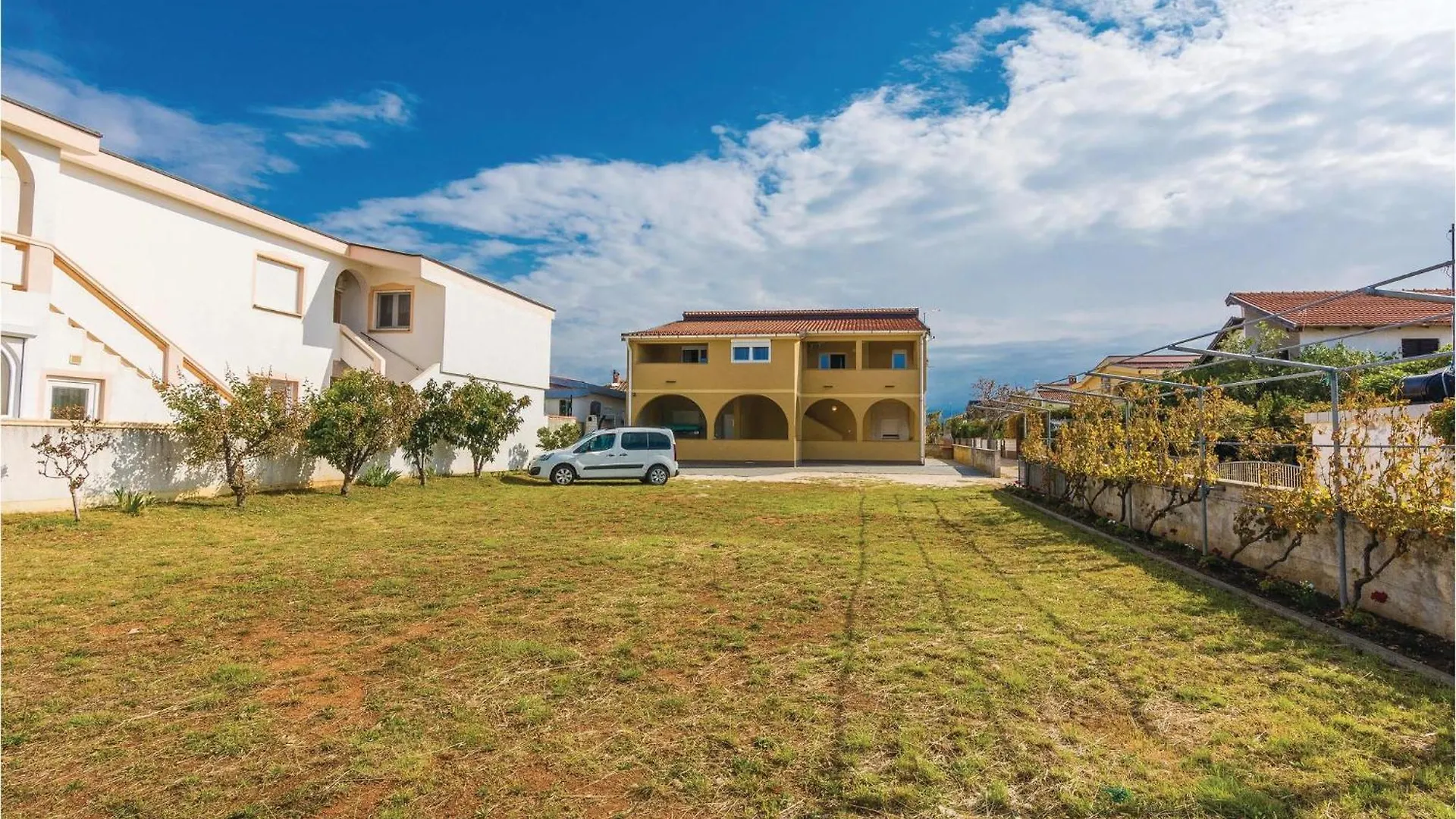 2 Bedroom Cozy Apartment In Vir Croatia